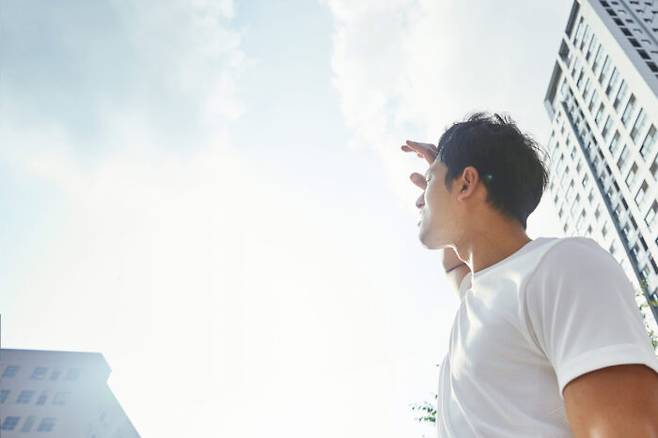 주말 동안 내륙 곳곳에 올해 첫 폭염주의보가 내려진 가운데 일찍 시작된 더위로 온열질환 환자가 지난해보다 빠르게 늘고 있습니다. [사진=게티이미지뱅크]