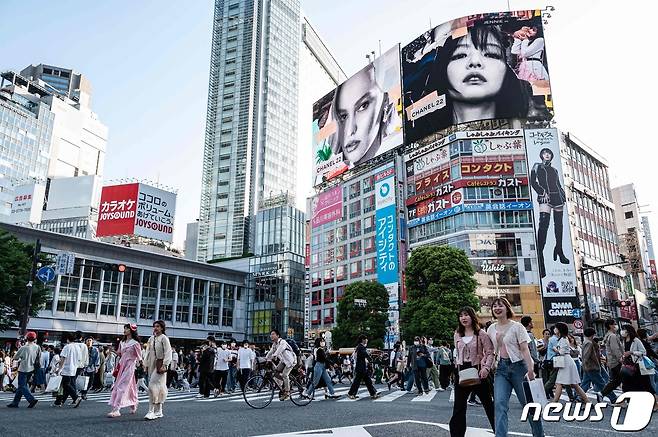 일본 도쿄 시내에 북적이는 인파ⓒ AFP=뉴스1