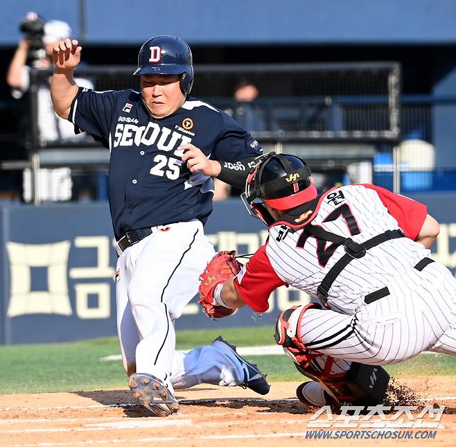 두산 양의지가 2회초 2사 2루 박계범의 적시타때 홈으로 파고들어 세이프되고 있다. 잠실=허상욱 기자