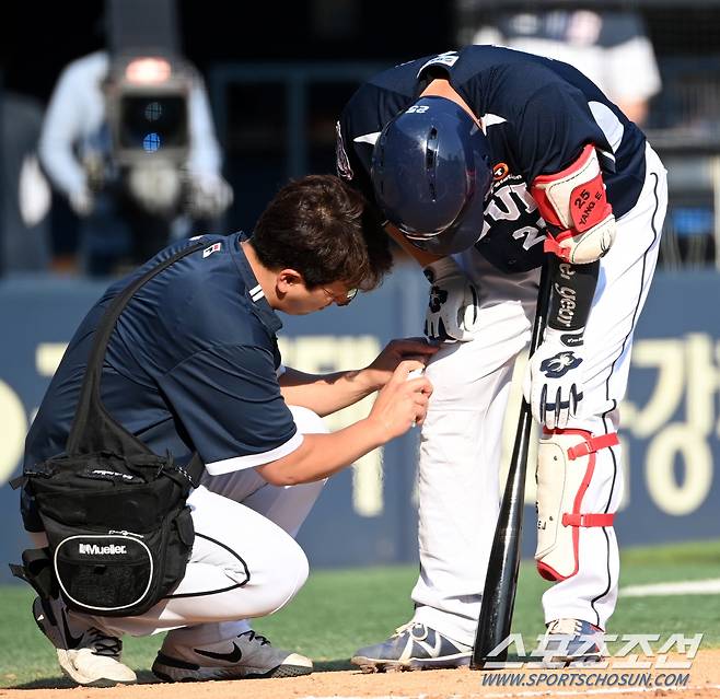 공에 맞은 부위에 파스를 뿌려 재빨리 응급처치