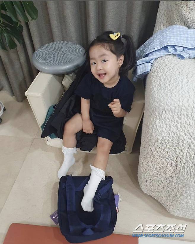 The bigger you are, the more beautiful you are.Actor Lee Yoon-jis husband, Jeong Han-wool, released a picture of his second daughter, Soul.Jeon Han-wool wrote on his personal account on the 17th, Soul 2. Even if I catch a cold, I still have a desire.In the photo, Soul is making a cute face toward his father with his big eyes rounded. The bigger the face of his mother, the more he showed off his beauty in the form of a naughty child.Soul, unlike her calm and sensitive sister Rani, has been loved by her aunts because of her playful and playful personality.On the other hand, Lee Yoon-ji married dentist Jeong Han-wool in 2014 and has two daughters in the suburbs. He has appeared on the SBS entertainment program Dongmyo-mong 2 - You Are My Destiny.Lee Yoon-ji is currently appearing on Channel A Oh Eun-youngs Golden Counseling Center.