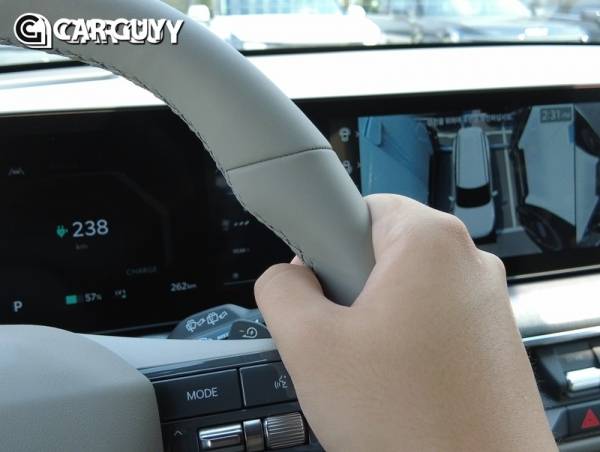 5인치 공조 디스플레이가 스티어링휠을 잡은 손에 가려 보이지 않아 불편하다