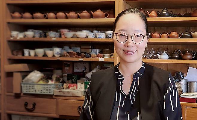 안성희/b> 끽다 대표경희대 미술대 한국화과, 성균관 유학대학원 동양미학 수료, 선향다례원 차 전문가 1,2 과정 수료, 일본 우라셍케 입회수업 수료, 전 끽다거 차문화연구소 소장 사진 허지윤 기자