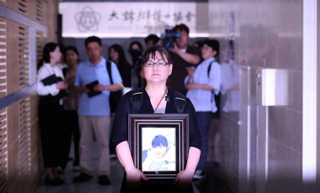 권경애 변호사 학교폭력 소송 불출석 피해 당사자인 이기철씨가 19일 서울 서초구 대한변호사협회에서 열린 징계위원회 전체회의에 출석하고 있다. 뉴시스