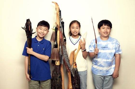 유정현(서울 목동초 5)·구시연(서울 월촌초 6)·추승찬(서울 역촌초 5·왼쪽부터) 학생기자가 전통 붓 장인을 만나 우리 붓의 역사와 예술성에 대해 알아봤다.