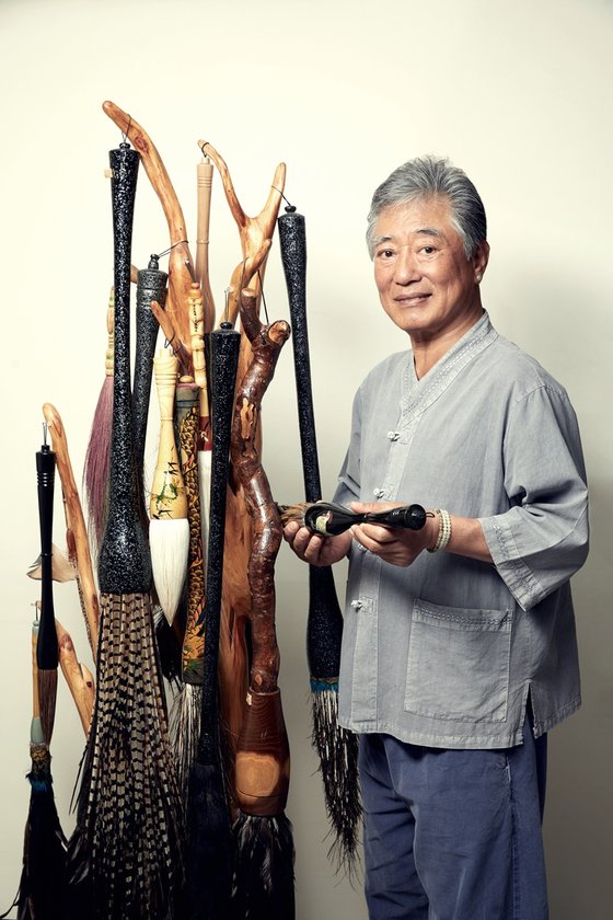 박경수 필장은 1974년부터 붓을 만들기 시작했으며 2013년에는 강원도 무형문화재 제24호로 지정됐다.