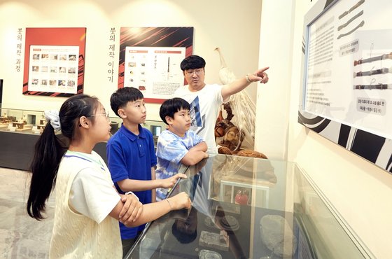 박창선 학예사(맨 오른쪽)가 소중 학생기자단에게 붓의 역사와 제작 방법에 관해 설명했다.