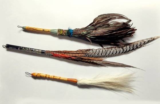 전통 붓은 초가리와 필관의 재료를 다양하게 조합해서 만들 수 있다. 사진은 공작·장닭·은계(위쪽부터)의 깃털로 초가리를 만든 붓들.