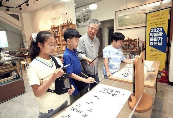 소털을 의체로, 염소털을 심소로 삼아 직접 만든 붓으로 박경수 필장의 지도 하에 화선지에 글씨를 써 본 소중 학생기자단.