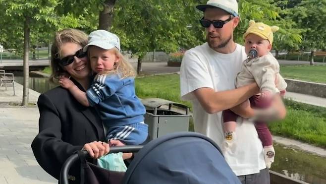 니클라스 랑엔과 리사 미챠치나 씨가 아이들과 함께 집으로 가고 있는 모습