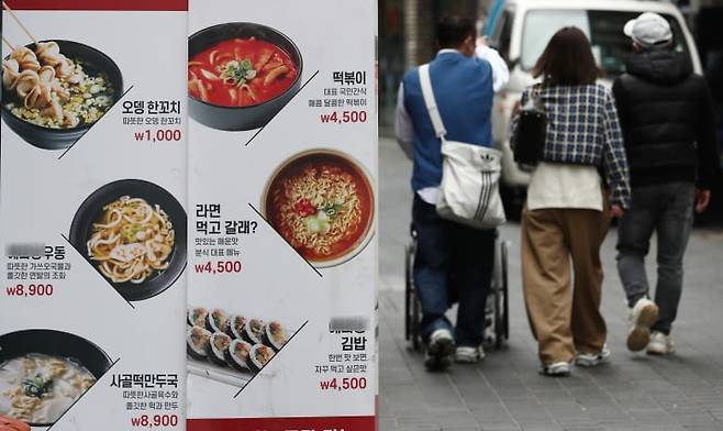 서울 중구 명동거리 음식점 앞에 메뉴 안내판이 놓여 있다./사진=뉴스1