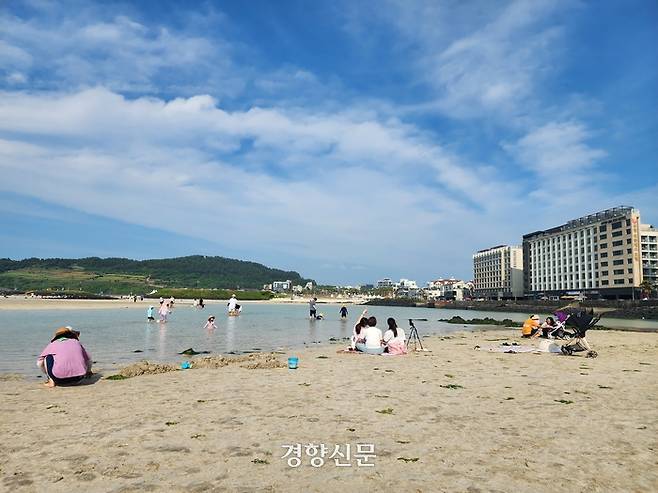 지난 17일 제주의 한 해수욕장. 더운 날씨로 인해 해변에 인파가 몰리고 있다. 박미라 기자