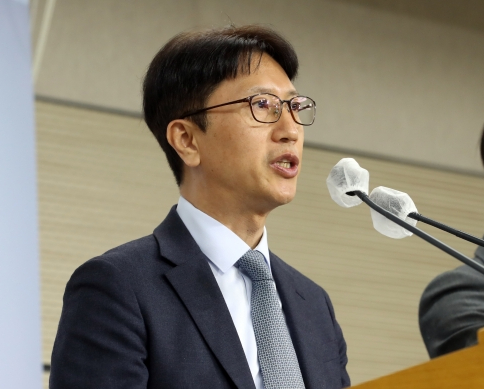 이규민 한국교육과정평가원장이 지난 3월 28일 세종시 정부세종청사에서 2024학년도 대학수학능력시험 시행 기본계획을 발표하고 있다. 뉴시스