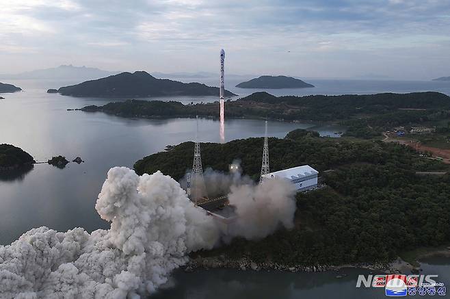 [동창리=AP/뉴시스]일본 정부는 19일 첫 군사정찰위성의 발사 실패를 인정하고 이른 시일 안에 재발사를 예고한 북한에 대해 "필요한 정보 수집 분석과 경계 감시에 전력을 다하겠다"고 강조했다. 사진은 북한 조선중앙통신이 제공한 것으로 지난달 31일 북한 평안북도 동창리의 위성 발사장에서 군사 정찰위성 '만리경 1호'를 실은 천리마 1형 로켓이 발사되는 모습. 2023.06.19.