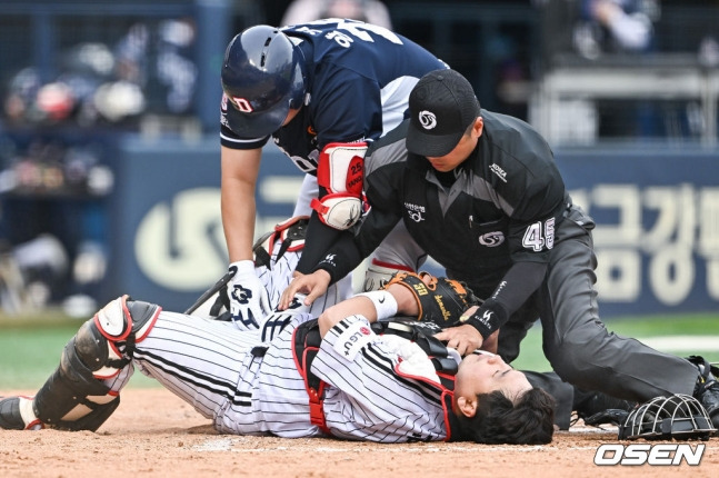 두산 양의지(좌측 상단)와 김선수 KBO 심판위원이 17일 잠실구장에서 펼쳐진 LG 트윈스와 두산 베어스의 경기에서 3회 허도환(아래)이 블로킹 과정에서 쓰러지자 응급처치를 시행하고 있다.