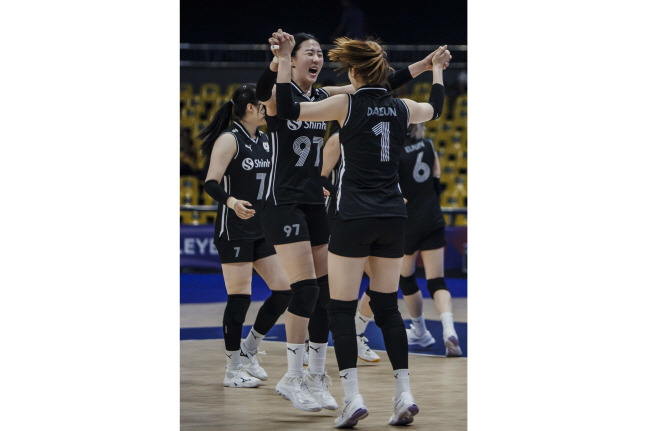 득점 후 기뻐하는 강소휘(가운데). /사진=FIVB 홈페이지