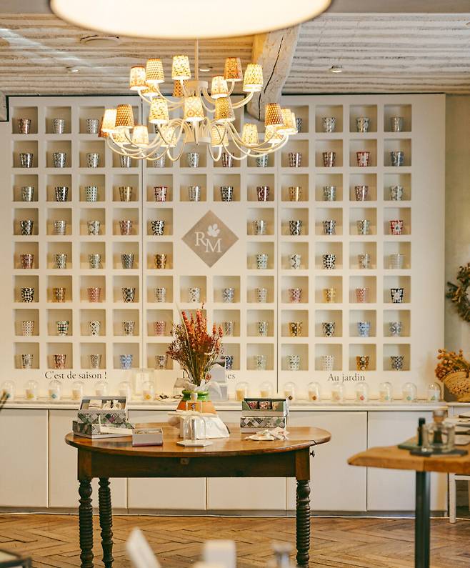 향수를 비롯해 비누, 향초, 디퓨저, 샤워젤 등 다양한 제품이 있다.