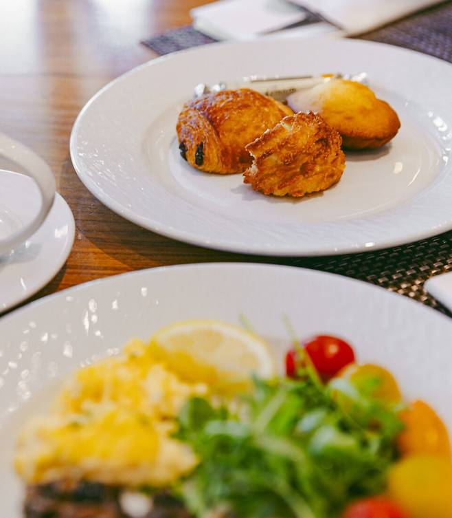 프랑스 호텔답게 패스트리가 강점인 조식 뷔페