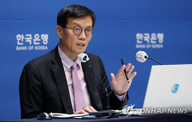 기자간담회서 발언하는 이창용 총재 (서울=연합뉴스) 이창용 한국은행 총재가 지난달 25일 서울 중구 한국은행 신축 본부에서 열린 금융통화위원회 정기회의를 마친 뒤 기자간담회를 하고 있다. 2023.5.25 [사진공동취재단 제공. 재판매 및 DB 금지] photo@yna.co.kr