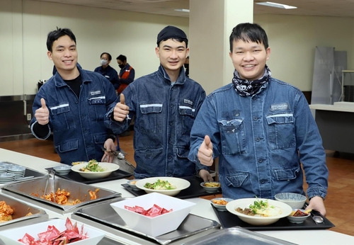 HD현대중공업 사내 식당에서 글로벌 식단을 제공받는 외국인 노동자들 [HD현대중공업 제공. 재판매 및 DB 금지]