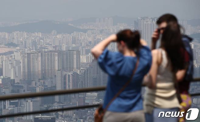 서울 남산타워에서 바라본 아파트 단지. 2023.6.15/뉴스1 ⓒ News1 김민지 기자