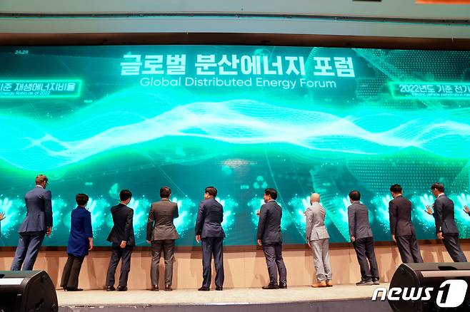 제1회 글로벌 분산에너지 포럼 개막식에서오영훈 제주지사를 비롯해 주요 내빈들이 '제1호 분산에너지 지정' 퍼포먼스에서 도민과 관광객 1000명의 서명서를 전자메일로 국회를 거쳐 산자부로 발송하고 있다. 2023.6.20/뉴스1 ⓒ News1 강승남 기자