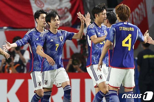 페루를 상대로 승리한 일본 축구대표팀. ⓒ AFP=뉴스1
