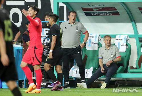 20일 오후 대전 유성구 대전월드컵경기장에서 열린 축구 국가대표팀 A매치 평가전 대한민국과 엘살바도르의 경기, 한국 위르겐 클린스만 감독이 경기를 지켜보고 있다. 뉴시스