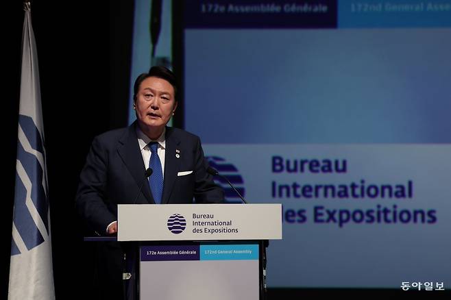 윤석열 대통령이 20일 프랑스 파리에서 열린 제172차 국제박람회기구(BIE) 총회에 참석해 2030 세계박람회 경제 프리젠테이션을 하고 있다. 파리=최혁중 기자 sajinman@donga.com