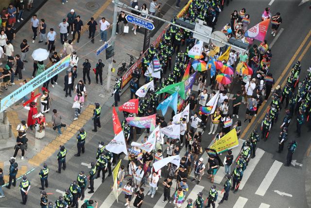 제15회 대구퀴어문화축제가 열린 17일 오후 대구 중구 중앙로 대중교통전용지구에서 참가자들이 도심을 행진하고 있다. 뉴스1