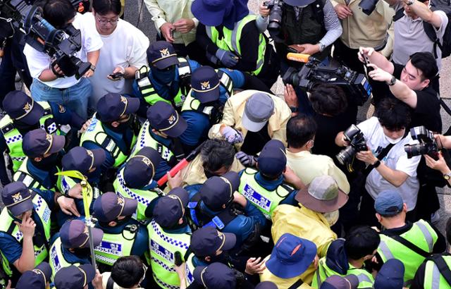 17일 오전 대구 중구 대중교통전용지구에서 열린 제15회 대구퀴어문화축제 행정대집행 현장에서 경찰과 공무원들이 충돌하고 있다. 뉴시스