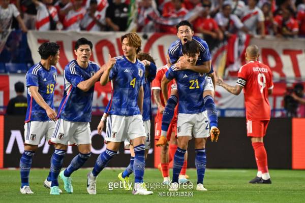 일본 축구대표팀 선수들이 20일 페루전에서 골을 넣은 뒤 기뻐하고 있다. 사진=게티이미지
