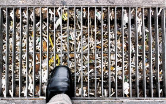 도로 빗물받이를 가득 채운 담배꽁초. 담배꽁초 등 쓰레기로 하수구가 막히면 폭우 때 침수의 원인이 될 수 있다. 중앙포토