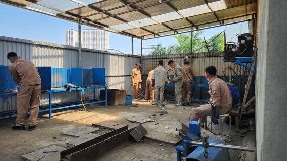 베트남 하노이에 위치한 인력 송출업체 VXT에서 베트남 청년들이 용접 등 기술 공부를 하고 있다. 하노이=이태윤 기자