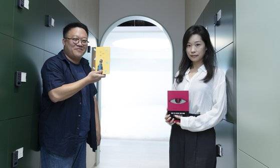 최근 장편『정치인』을 쓴 정진영 작가(왼쪽)과 소설집 『젊은 근희의 행진』을 출간한 이서수 작가가 책을 바꿔 들고 포즈를 취하고 있다. 권혁재 사진전문기자