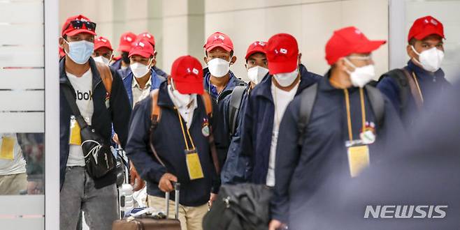 [인천공항=뉴시스] 정병혁 기자 = 20일 오전 인천국제공항 제2터미널 입국장에서 네팔에서 온 외국인근로자들이 입국하고 있다. 고용노동부는 최근 5년간 매년 5만~6만명 수준이었던 외국인 근로자 도입 규모를 올해 11만명으로 늘렸다. 외국인 고용허가제가 도입된 이후 역대 최대 규모다. 2023.06.20. jhope@newsis.com