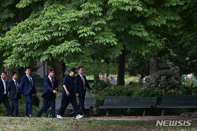 [파리=뉴시스] 전신 기자 = 윤석열 대통령이 천안함 모자와 티셔츠를 착용하고 20일(현지시간) 파리 몽소 공원을 산책하고 있다. (공동취재) 2023.06.20. photo1006@newsis.com