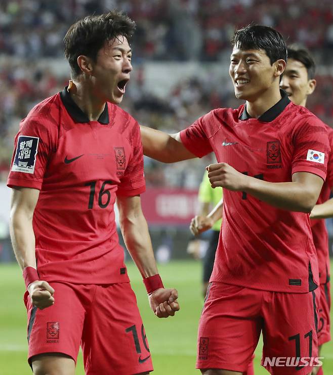 [대전=뉴시스] 조수정 기자 = 20일 오후 대전 유성구 대전월드컵경기장에서 열린 축구 국가대표팀 A매치 평가전 대한민국과 엘살바도르의 경기, 한국 황의조가 후반 첫 골을 터트린 뒤 황희찬과 기쁨을 나누고 있다.  2023.06.20. chocrystal@newsis.com