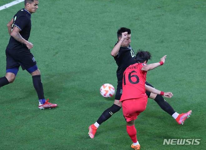 [대전=뉴시스] 황준선 기자 = 20일 오후 대전 유성구 대전월드컵경기장에서 열린 축구 국가대표팀 A매치 평가전 대한민국과 엘살바도르의 경기, 대한민국 황의조가 득점을 올리고 있다. 2023.06.20. hwang@newsis.com