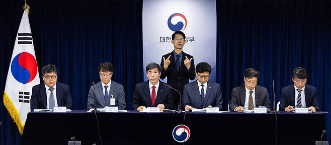박구연 국무조정실 국무1차장(왼쪽에서 세 번째)이 20일 오전 서울 종로구 정부서울청사에서 열린 에 참석해 발언하고 있다. ⓒ연합뉴스