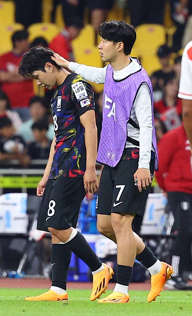 ▲ 16일 부산 아시아드주경기장에서 열린 축구 국가대표팀 평가전 대한민국과 페루의 경기가 0-1 한국의 패로 끝난 뒤 대표팀 손흥민(오른쪽)이 이강인을 위로하고 있다. ⓒ연합뉴스