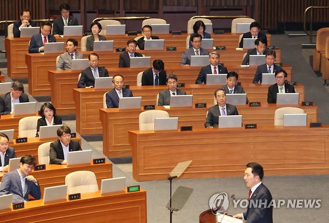 김기현 교섭단체 연설 경청하는 한덕수 국무총리와 국무위원들 (서울=연합뉴스) 이정훈 기자 = 한덕수 국무총리와 국무위원들이 20일 오전 국회에서 열린 본회의에서 국민의힘 김기현 대표의 교섭단체 대표연설을 듣고 있다. 2023.6.20 uwg806@yna.co.kr