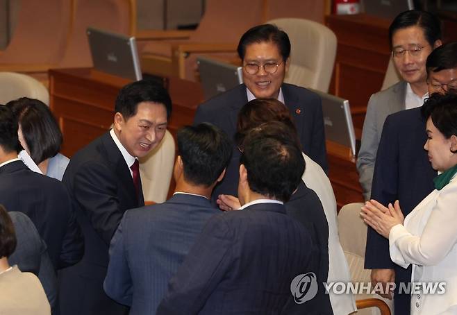 연설 마친 김기현 대표 (서울=연합뉴스) 한상균 기자 = 국민의힘 김기현 대표가 20일 국회에서 교섭단체 대표 연설 후 의원들과 인사하고 있다. 2023.6.20 xyz@yna.co.kr