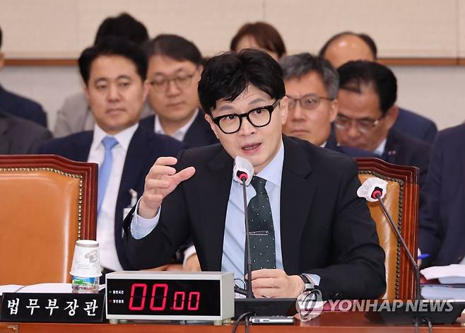 답변하는 한동훈 장관 (서울=연합뉴스) 한상균 기자 = 한동훈 법무부 장관이 20일 국회 법사위에서 의원의 질의에 답변하고 있다. 2023.6.20 xyz@yna.co.kr