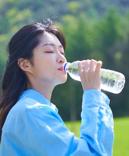 목이 바짝 타오르기 쉬운 계절이다. 하지만 심한 갈증이 잦으면 당뇨병 등 다른 질병을 의심해볼 필요가 있다.[사진=게티이미지뱅크]