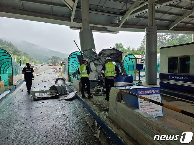 사고로 파손된 거가대로 거제톨게이트.(경남소방본부 제공)