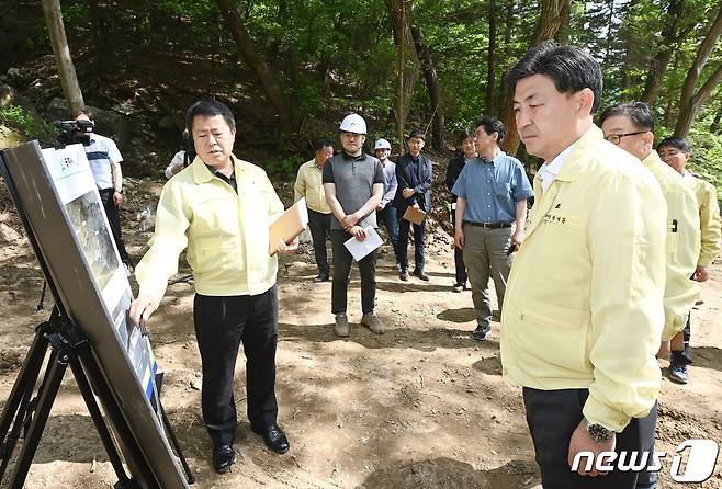 방세환 시장이 지난해 폭우로 큰 피해를 입었던 남한산성 검복리 수해복구 현상을 점검하고 있다.(광주시 제공)