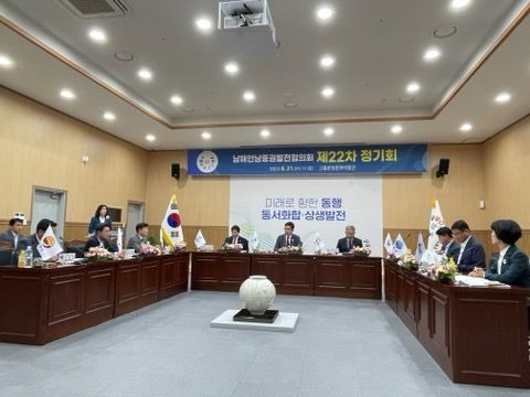 전남 광양시는 정인화 시장이 21일 고흥군 분청문화박물관에서 열린 남해안남중권발전협의회 제22차 정기회에 참석해 남해안남중권 시민문화벨트 조성을 위한 공동협력을 요청했다고 밝혔다. 광양시 제공