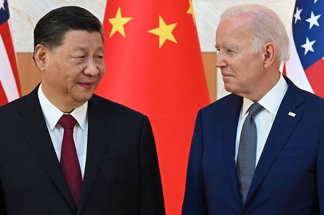 조 바이든 미국 대통령(오른쪽)이 20일 시진핑 중국 국가주석을 독재자라고 표현해 중국이 강하게 반발했다. 발리/AFP 연합뉴스