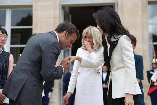 윤석열 대통령 부인 김건희 여사가 20일(현지시간) 파리 엘리제궁에서 에마뉘엘 마크롱 프랑스 대통령과 인사하고 있다. 파리=뉴시스